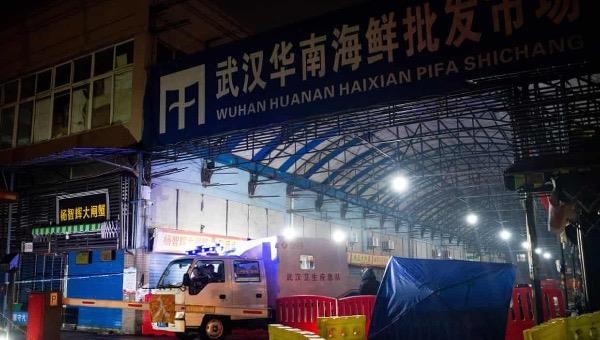 Đội ứng phó khẩn cấp của Vũ Hán lái xe rời khỏi chợ hải sản Huanan vào tháng 1/ 2020.