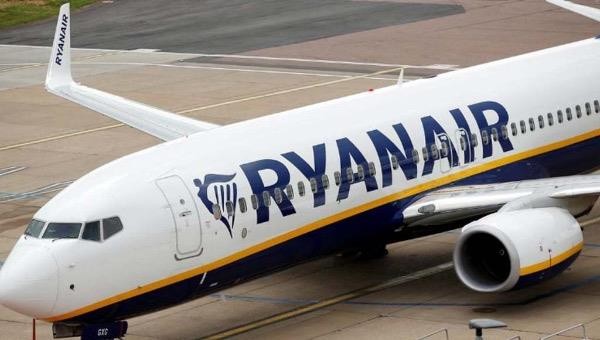 Sự cố trên xảy ra một tuần sau vụ một máy bay cũng của Ryanair bị buộc chuyển hướng và hạ cánh xuống Belarus. 
