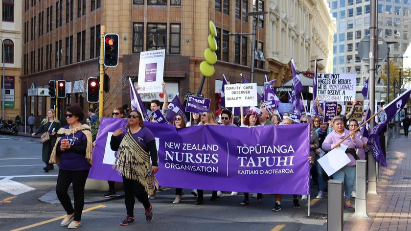 Các y tá tham gia cuộc đình công trên đường phố Wellington, New Zealand vào ngày 9/6/2021.