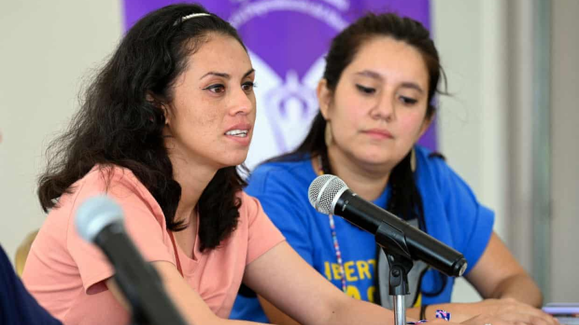 Sara Rogel (bên trái) phát biểu trong cuộc họp báo ngày 8/6. 