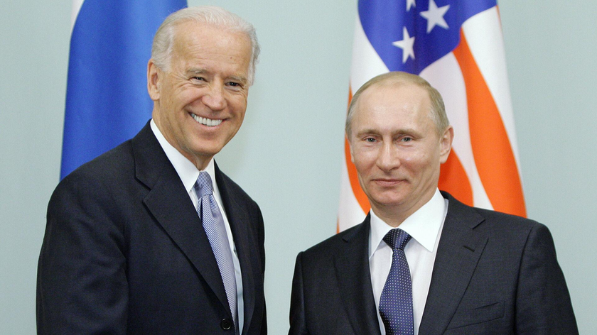 Tổng thống Nga Vladimir Putin (phải) và Tổng thống Mỹ Joe Biden tại một cuộc họp ở Thủ đô Moscow, Nga năm 2011.