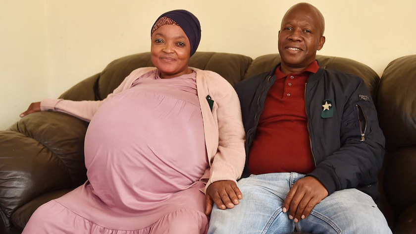 Gosiame Sithole và chồng Tebogo Tsotetsi chụp ảnh lưu niệm tháng trước. 