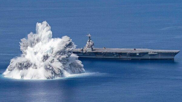 Cuộc thử nghiệm nổ mìn gần tàu sân bay USS Gerald R. Ford.