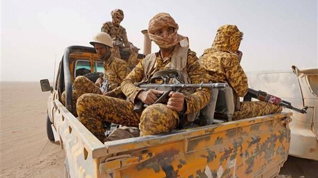 Các tay súng thuộc các lực lượng thân chính phủ Yemen giao tranh với phiến quân Houthi tại Marib, miền Bắc Yemen. 
