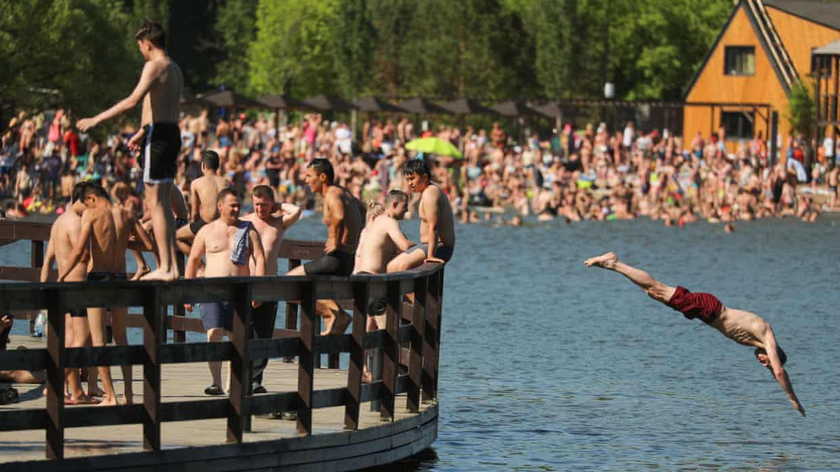 Người dân nhảy xuống hồ Meshchersky tại Moscow tắm mát trong ngày nắng nóng 21/6. 