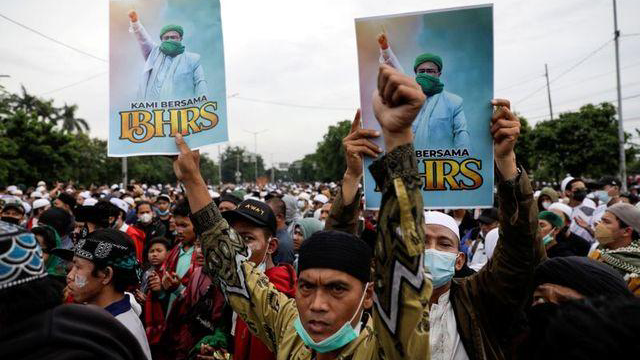Những người ủng hộ giáo sĩ Rizieq Shihab phản đối bên ngoài toà án. Ảnh: Reuters.
