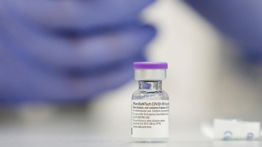 Một lọ vaccine COVID-19 của Pfizer tại Trung tâm Y tế Sheba ở Ramat Gan, Israel, hồi tháng 12/2020.