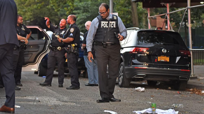 Các nhân viên Sở Cảnh sát New York điều tra tại hiện trường vụ nổ súng.
