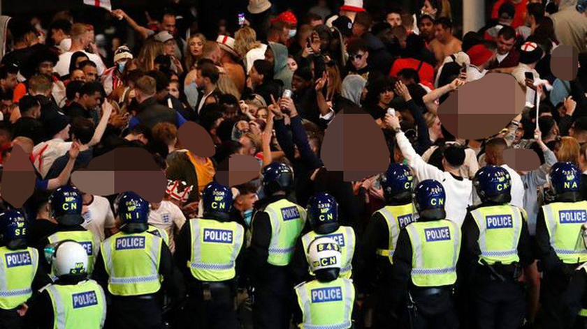 Cảnh sát vây xung quanh đám đông người hâm mộ sau trận chung kết Anh - Italy tại London tối 11/7.