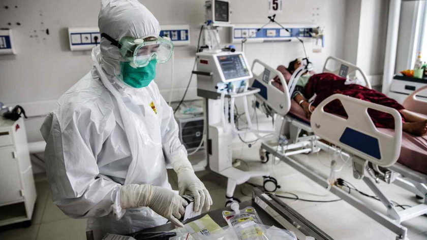 Nhân viên khoa chăm sóc đặc biệt tiến hành kiểm tra y tế cho bệnh nhân COVID-19 tại Bệnh viên thành phố Bogor, Indonesia ngày 23/6.
