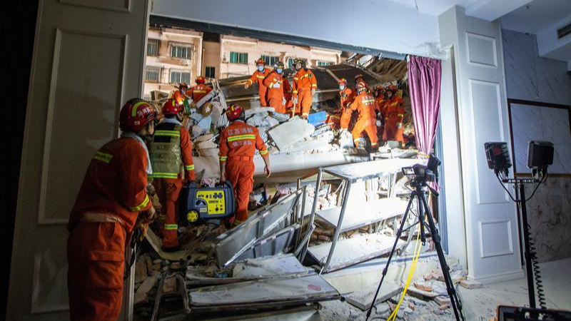 Các nhân viên cứu hộ cố gắng giải cứu người mắc kẹt từ vụ sập khách sạn Siji Kaiyuan.