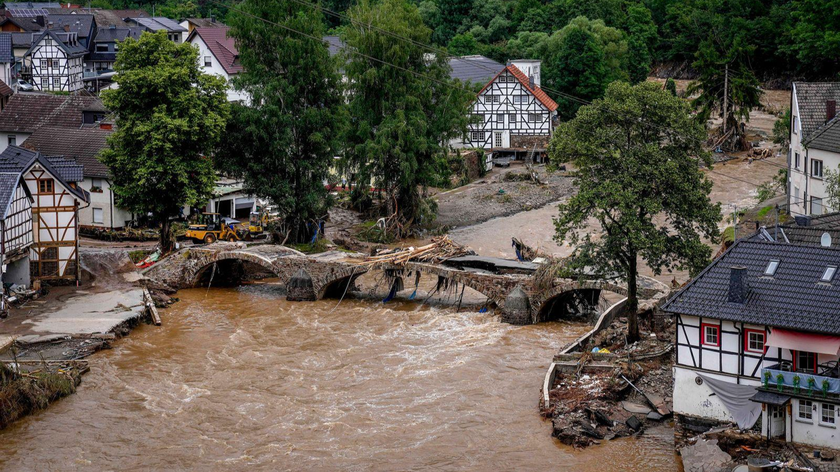 Nước sông Ahr dâng cao và phá hủy nhiều công trình ven sông cùng các câu cầu bắc qua tại Schuld.