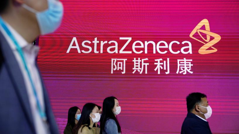 Biển hiệu AstraZeneca tại Triển lãm Nhập khẩu Quốc tế Trung Quốc (CIIE) lần thứ ba ở Thượng Hải, ngày 19/7/2021. Ảnh: Reuters. 