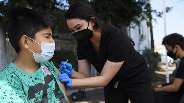 Nhân viên y tế tiêm vaccine ngừa COVID-19 cho người dân tại Los Angeles, bang California, Mỹ.