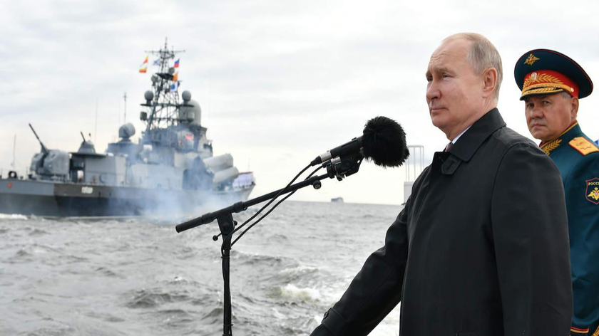 Tổng thống Putin phát biểu tại lễ duyệt binh kỷ niệm Ngày Hải quân. 