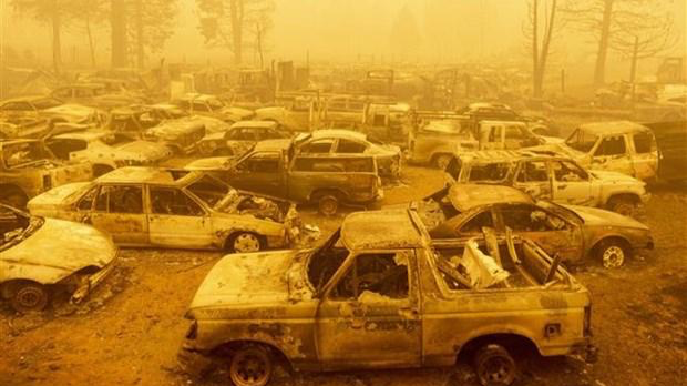Xe ôtô bị phá hủy trong đám cháy rừng tại Greenville, California (Mỹ), ngày 6/8/2021.