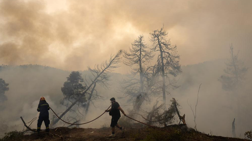 Thủ đô Athens của Hy Lạp bị bao phủ trong đám mây khói và tro bụi dày do các đám cháy rừng ở nhiều vùng lân cận. Dự báo các đám cháy sẽ tiếp diễn vì gió mạnh và nhiệt độ cao, lên tới 38 độ C ở nhiều nơi trong ngày 7/8.