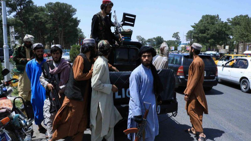 Các tay súng Taliban trên đường phố Herat ngày 14/8. Ảnh: Reuters