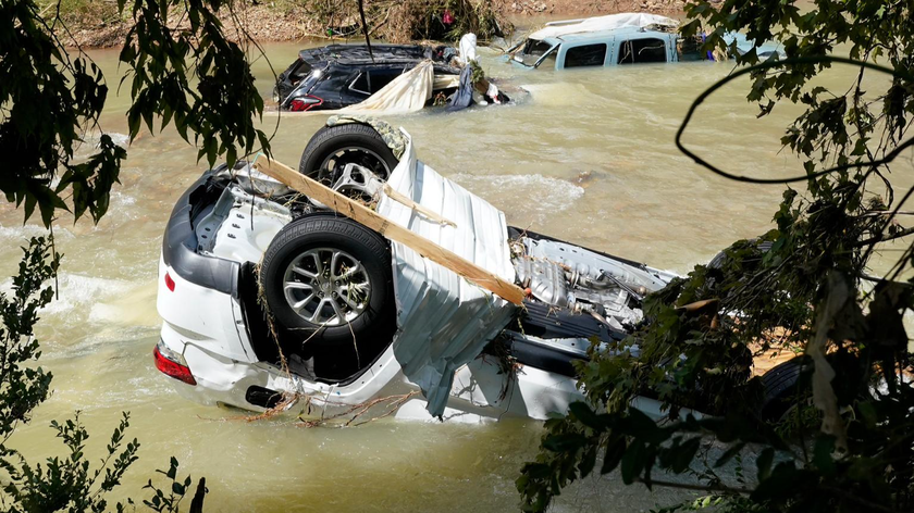 Сhiếc xe hơi bị cuốn phăng trong trận lũ lụt hôm 21/8 tại bang Tennessee, Mỹ. 