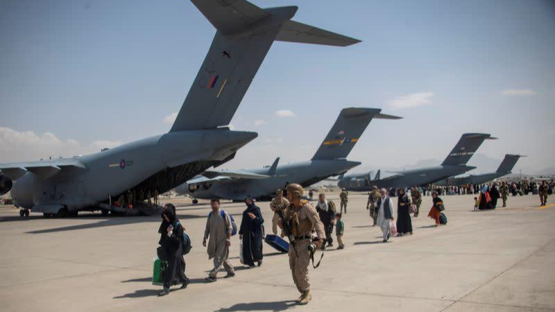 Lực lượng vũ trang Anh tham gia sơ tán tại sân bay Kabul.
