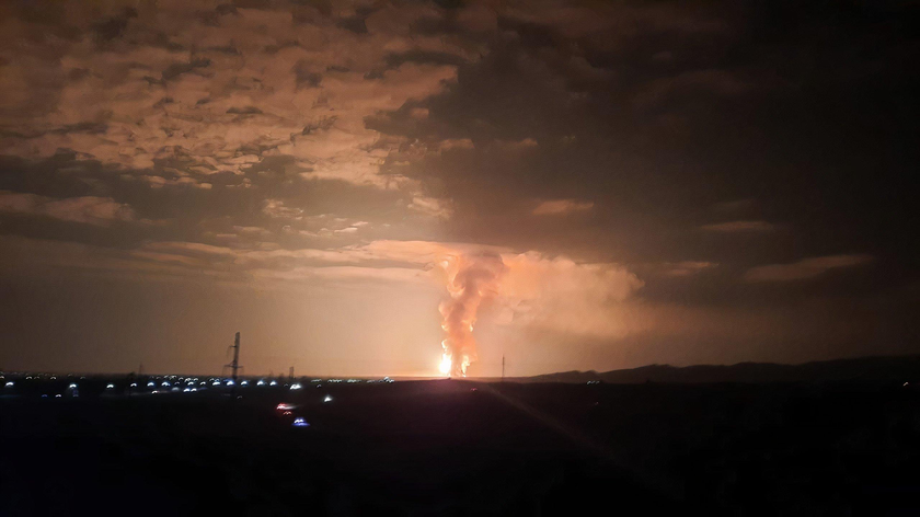 Cột lửa khổng lồ sau vụ nổ kho đạn ở Kazakhstan ngày 26/8.