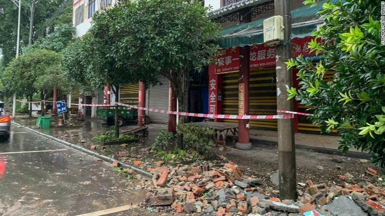 Một bức tường bị hư hại ở tỉnh Tứ Xuyên, sau trận động đất ngày 16/9.