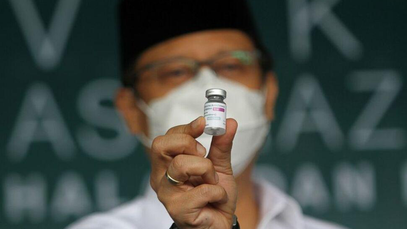 Bộ trưởng Y tế Budi Gunadi Sadikin của Indonesia cầm một lọ vaccine AstraZeneca.