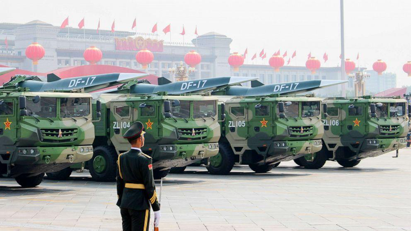 Tên lửa đạn đạo tầm trung DF-17 Dongfeng được trang bị phương tiện lượn siêu thanh xuất hiện trong một cuộc duyệt binh của Trung Quốc. Ảnh: TASS.