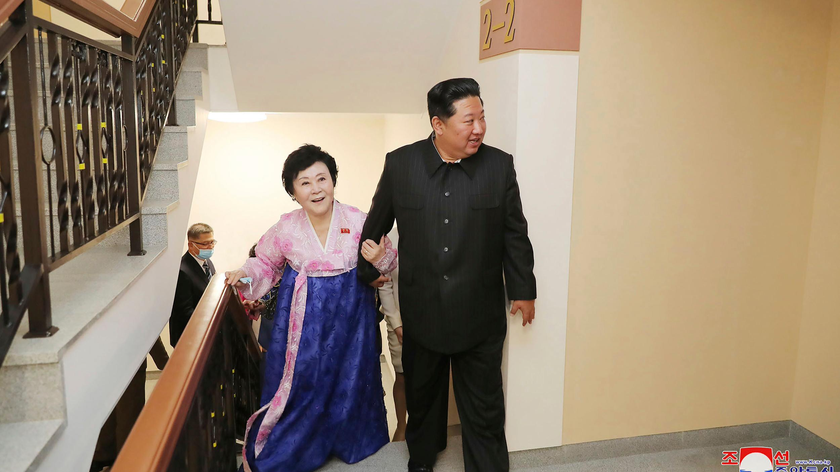 Ông Kim Jong-un (phải) dẫn bà Ri Chun-hi (trái) tới thăm căn nhà mới tại khu dân cư ven sông mới khánh thành ngày 13/4 tại thủ đô Bình Nhưỡng. Ảnh: KCNA.