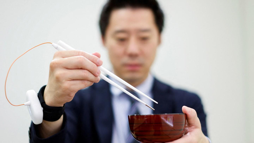 Các nhà nghiên cứu Nhật Bản đã phát triển loại đũa điện tử làm tăng vị mặn. 