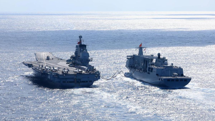 Tàu sân bay Liêu Ninh (trái) huấn luyện tiếp liệu trên biển trong ảnh công bố hồi tháng 12/2021. Ảnh: PLA.