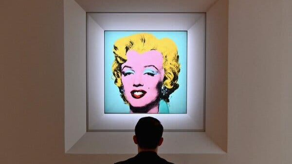 Shot Sage Blue Marilyn - một trong hàng chục bức tranh mà nghệ sĩ Warhol đã thực hiện về Monroe vào những năm 1960.