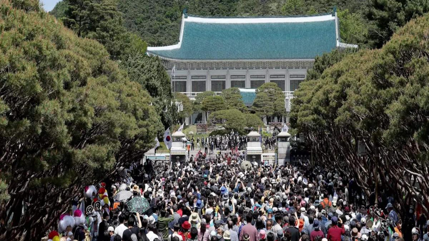 Người dân xếp hàng vào tham quan Nhà Xanh ở Seoul, Hàn Quốc. 