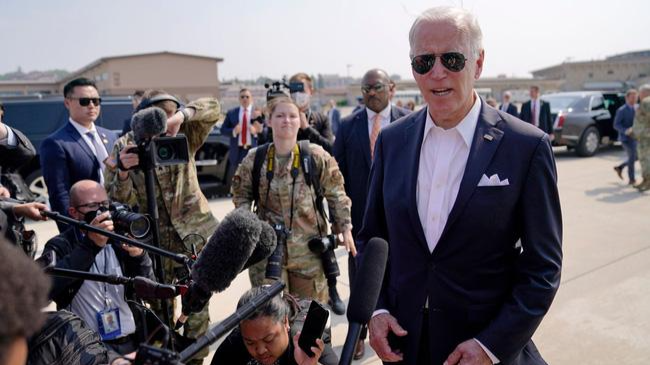 Tổng thống Mỹ Joe Biden trước khi lên máy bay tới Nhật Bản. Ảnh: AP.