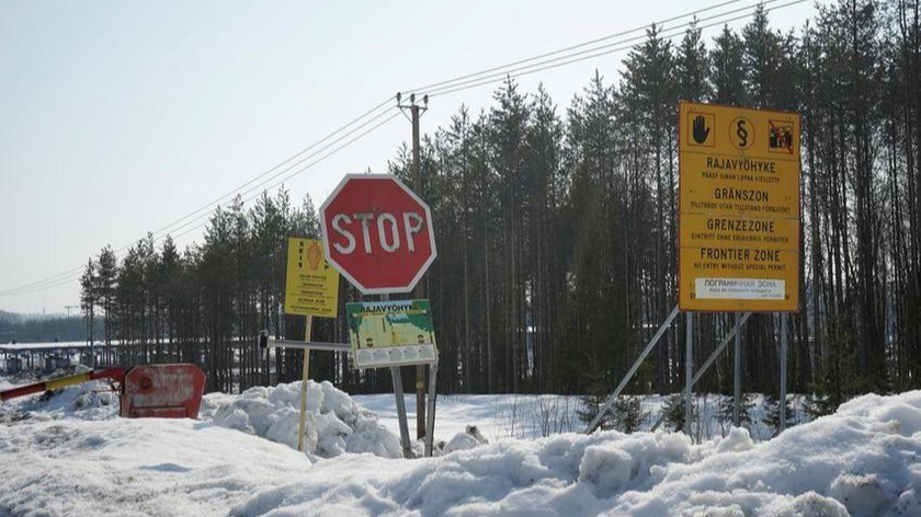 Biển báo đường bộ tại cửa khẩu biên giới Imatra của Phần Lan với Nga. Ảnh: Reuters.