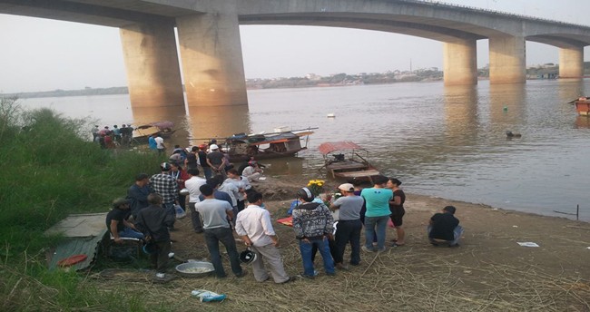 Gia đình nạn nhân tìm kiếm thi thể chị Lê Thị Thanh Huyền tại cầu Thanh Trì