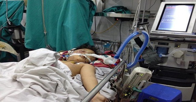 Hình ảnh cháu Đỗ Doãn Lộc tại bệnh viện Việt Đức đang trong tình trạng nguy kịch và khó có thể qua khỏi.