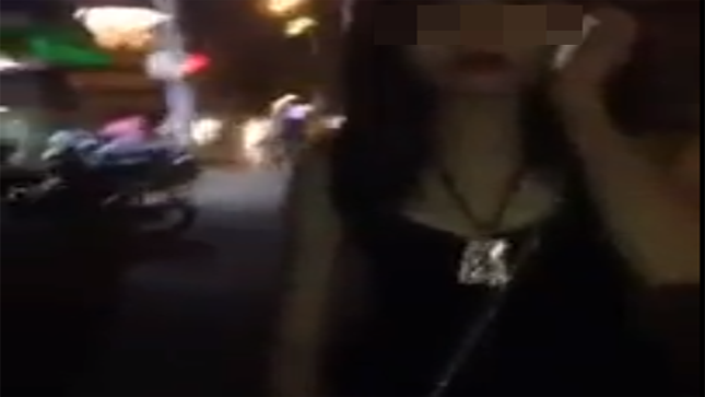 Mâu thuẫn trên Facebook, nữ sinh bị đánh dằn mặt giữa đường