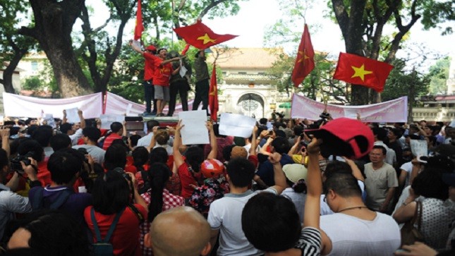 Hàng nghìn người tụ tập, hô vang khẩu hiệu trước cửa Đại sứ quán Trung Quốc. Ảnh: Quý Đoàn.