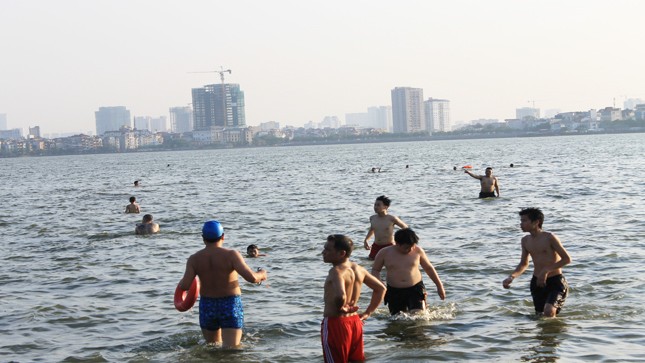 Nắng nóng, người Hà Nội biến hồ Tây thành bãi biển