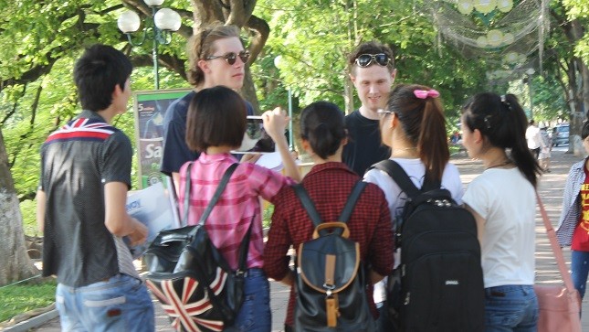 Giới trẻ"hóng chuyện", học tiếng Anh miễn phí ở Hồ Gươm