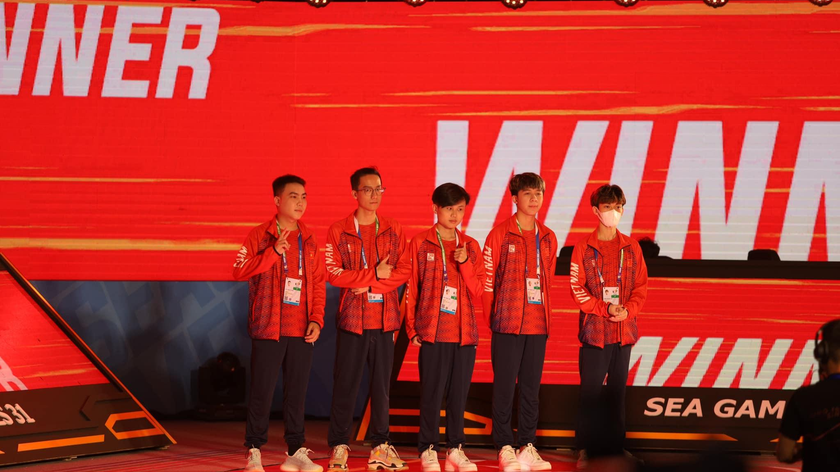Tuyển Việt Nam "thắng đậm" trước tuyển Myanmar và Singapore, chiếm vị trí đầu bảng A. (Ảnh: Fanpage Team Flash)