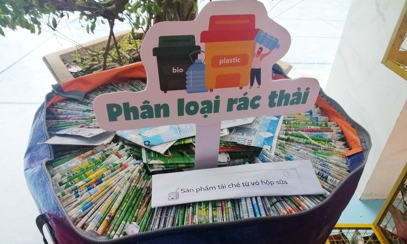Hoạt động phân loại rác thải nhựa tại một trường học trên địa bàn thành phố Vinh.