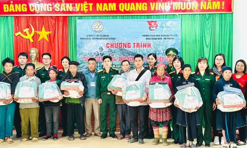 Thượng tá Nguyễn Quốc Hoàn tặng quà cho bà con xã Nàn Xỉn. (Ảnh trong bài: Lữ đoàn 1, Bộ Tư lệnh 86)