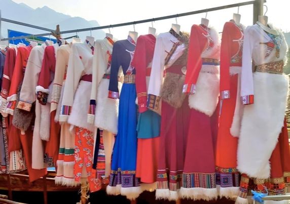 Dịch vụ cho du khách thuê mặc trang phục Mông Cổ, Tây Tạng tại sông Nho Quế đã phần nào gây hiểu lầm về định danh điểm đến này với bạn bè quốc tế. (Ảnh minh hoạ)