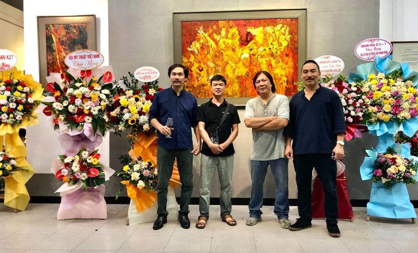 Nghệ sĩ Nguyễn Thái Cớ (ngoài cùng bên trái) trong buổi ra mắt triển lãm tranh. (Ảnh trong bài: Ngọc Hương)