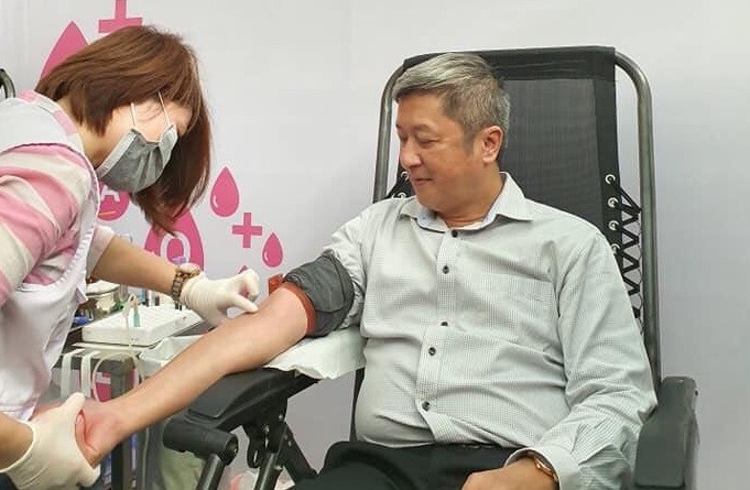 Thứ trưởng Bộ Y tế Nguyễn Trường Sơn tham gia hiến máu