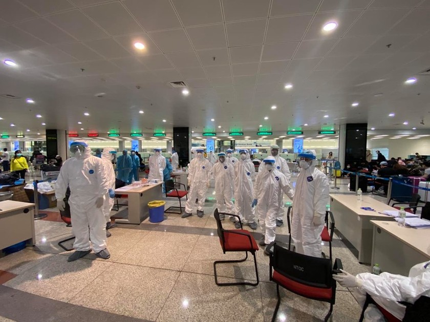 Huy động 90 y, bác sĩ lấy mẫu bệnh phẩm xét nghiệm COVID-19 tại Sân bay Nội Bài