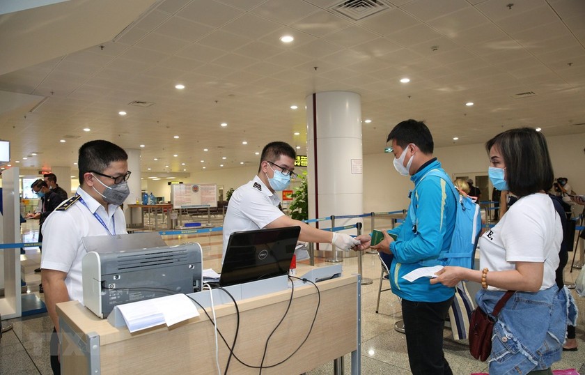 Cảng HKQT Nội Bài thực hiện khai báo y tế cho tất cả hành khách nhập cảnh.