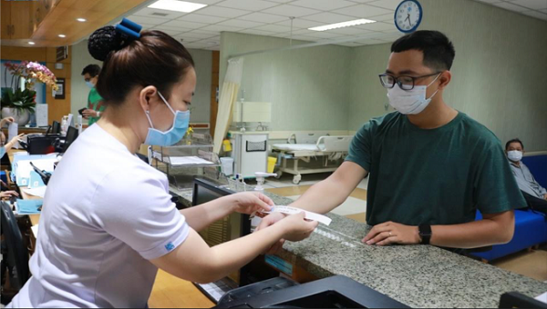 Bệnh viện Bạch Mai tạm dừng hoạt động khám theo yêu cầu và tái khám.